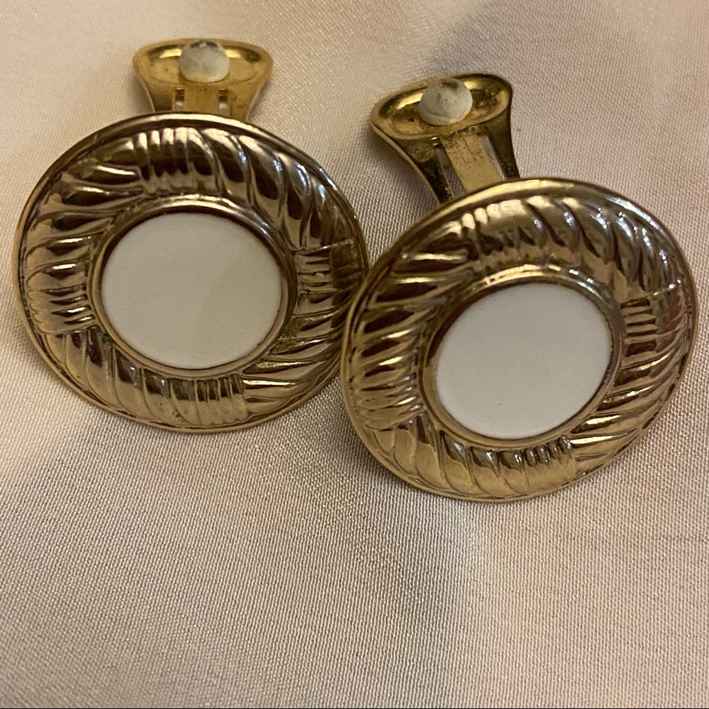 80s Vintage Gold Tone Rope Design Creamy Enamel Circular Clip On Earrings